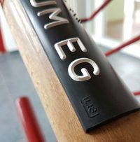 Handlaufbeschilderung Kunststoff gegossen schwarz mit weißer Profilschrift Handlaufbeschilderung Kunststoff gegossen schwarz mit weißer Profilschrift