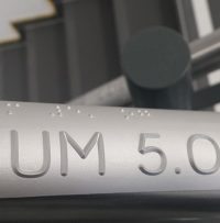 Handlaufbeschilderung im Treppenhaus