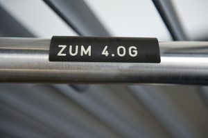 Handlaufschild Kunststoff gegossen bei Tageslicht Handlaufschild Kunststoff gegossen bei Tageslicht