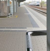 Handlaufbeschriftung auf Edelstahlhandlauf im Außenbereich