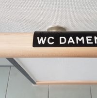 Handlaufbeschilderung Kunststoff gegossen auf Holzhandlauf Handlaufbeschilderung Kunststoff gegossen auf Holzhandlauf