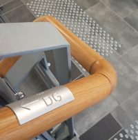 Handlaufschild mit Pfeil